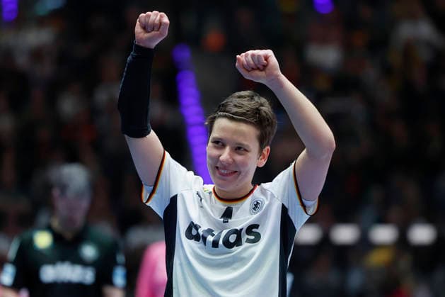 l.-r.: Alina Grijseels (DHB, 4) jubelt nach dem Sieg gegen Island, celebrates after the victory against Iceland. 26.11.2025, 27TH IHF Womens Handball World Championship, WM, Weltmeisterschaft 2025, Germany - Iceland, GER, Stuttgart, Porsche Arena Copyright: HMBxMedia xHeikoxBecker