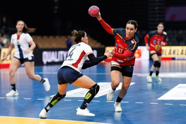 Fernanda Insfran Mora (Paraguay) im Zweikampf mit Elba Aorrado Alvarez (Spanien), Spanien vs Paraguay, Handball, IHF Handball Weltmeisterschaft der Frauen, 01.Spieltag, 26.11.2025 Spanien vs Paraguay, Handball, IHF Handball Weltmeisterschaft der Frauen, 01.Spieltag, 26.11.2025 Copyright: xEibner-Pressefoto AlexanderxNeisx EP_ANS