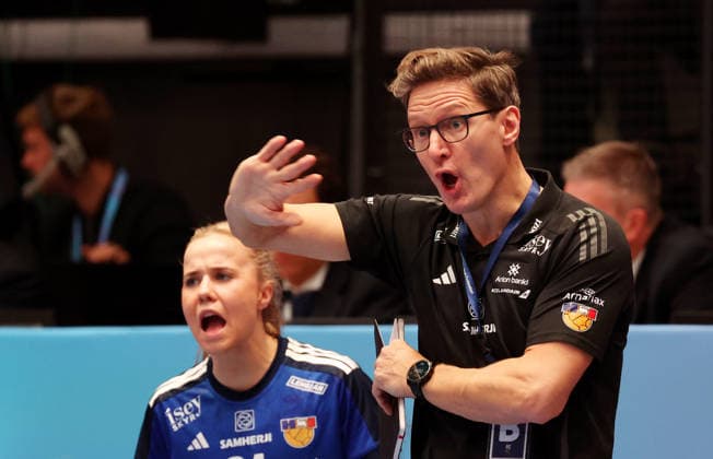 26.11.2025, Deutschland, Stuttgart, F27th IHF WomenÂ s World Championship, WM, Weltmeisterschaft 2025, Germany vs. Iceland, ISL Trainer Arnar Petursson