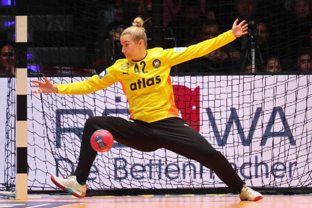 Deutschland - Island, IHF Handball-WM der Frauen Parade von Katahrina Filter (Deutschland). Vorrundenspiel der Handball-WM der Frauen zwischen Deutschland und Island am 26. November 2025 in der Porsche-Arena in Stuttgart., Stuttgart Baden-Württemberg Deutschland Porsche-Arena