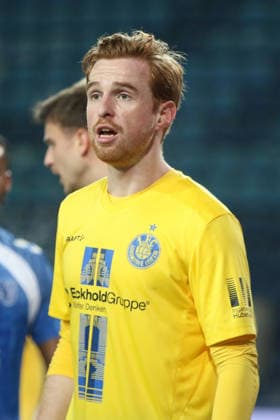 26.11.2025 Fußball Herren 2025 2026 Regionalliga Nordost 17. Spieltag 1. FC Magdeburg - 1. FC Lokomotive Leipzig Avnet Arena Magdeburg Lukas Wilton (LOK, gelb) in Erwartung eines Eckballs. Magdeburg Sachsen-Anhalt Deutschland