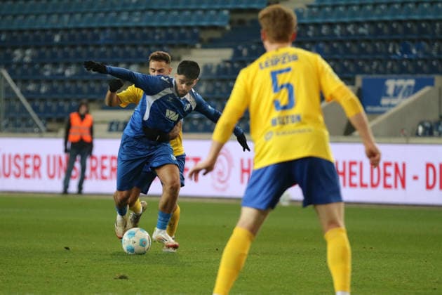 26.11.2025 Fußball Herren 2025 2026 Regionalliga Nordost 17. Spieltag 1. FC Magdeburg - 1. FC Lokomotive Leipzig Avnet Arena Magdeburg Farid Abderrahmane (LOK, gelb) im Zweikampf mit Abu-Bekir El-Zein (FCM, blau). Magdeburg Sachsen-Anhalt Deutschland