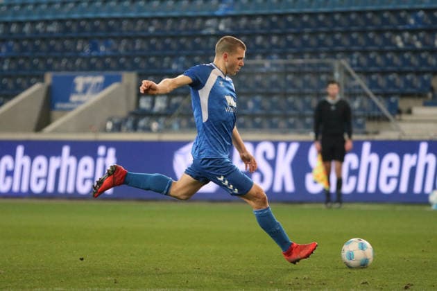 26.11.2025 Fußball Herren 2025 2026 Regionalliga Nordost 17. Spieltag 1. FC Magdeburg - 1. FC Lokomotive Leipzig Avnet Arena Magdeburg Robert Leipertz (FCM, blau) beim Schuss. Magdeburg Sachsen-Anhalt Deutschland