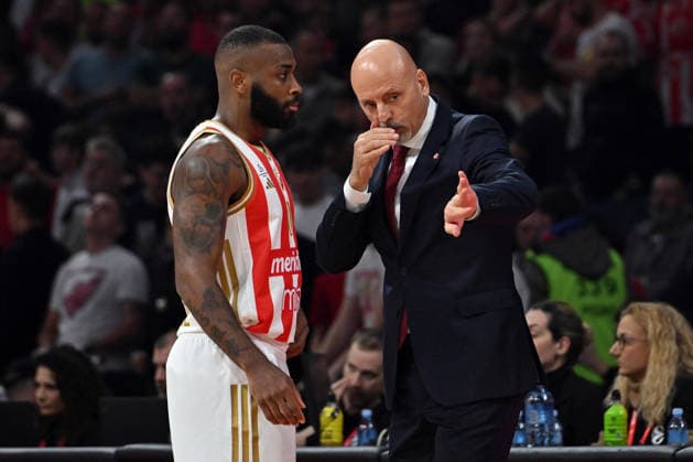 CRVENA ZVEZDA vs OLYMPIACOS CODI MILLER MCINTYRE, basketball player of Crvena Zvezda, and coach SASA OBRADOVIC, during Euroleague match against Olympiacos, at Belgrade Arena. Belgrade, 26.11.2025 photo: MN Press photo BASKETBALL, EUROLEAGUE, CRVENA ZVEZDA, OLYMPIACOS Belgrade Belgrade Arena Serbia Copyright: xMarkoxMetlasx xMNxPressx