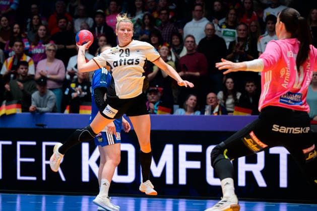 Handball, Frauen WM, Gruppe C: Deutschland - Island Antje Döll Doell (Deutschland), Hafdis Renoetudottir (Island) Stuttgart Porsche Arena Baden-Württemberg Deutschland