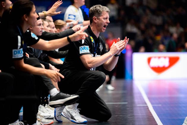 Handball, Frauen WM, Gruppe C: Deutschland - Island Trainer Markus Gaugisch (Deutschland) Stuttgart Porsche Arena Baden-Württemberg Deutschland