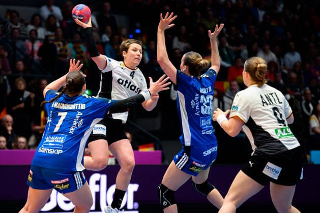 Handball, Frauen WM, Gruppe C: Deutschland - Island v.li. Diana Doegg Magnusdottir (Island), Alina Grijseels (Deutschland), Katrin Tinna Jensdottir (Island), Lisa Antl (Deutschland) Stuttgart Porsche Arena Baden-Württemberg Deutschland