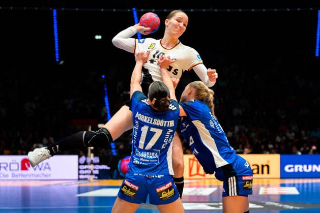 Handball, Frauen WM, Gruppe C: Deutschland - Island Nieke Kühne Kuehne (Deutschland), Elin Klara Thorkelsdottir (Island) Stuttgart Porsche Arena Baden-Württemberg Deutschland