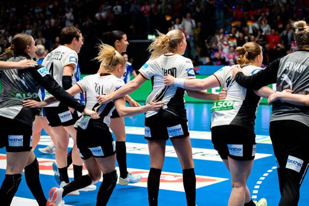 Handball, Frauen WM, Gruppe C: Deutschland - Island Schlussjubel Schlußjubel Emotion Freude Stuttgart Porsche Arena Baden-Württemberg Deutschland