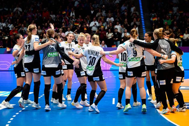 Handball, Frauen WM, Gruppe C: Deutschland - Island die Mannschaft von Deutschland Schlussjubel Schlußjubel Emotion Freude Stuttgart Porsche Arena Baden-Württemberg Deutschland