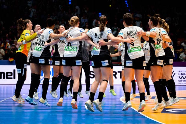 Handball, Frauen WM, Gruppe C: Deutschland - Island die Mannschaft von Deutschland Schlussjubel Schlußjubel Emotion Freude Stuttgart Porsche Arena Baden-Württemberg Deutschland