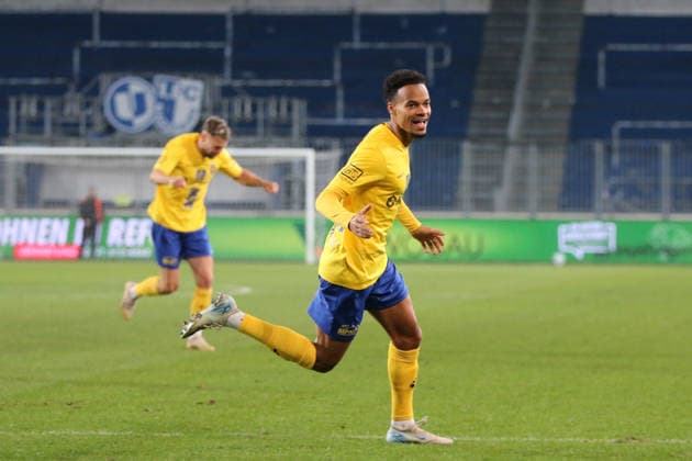 26.11.2025 Fußball Herren 2025 2026 Regionalliga Nordost 17. Spieltag 1. FC Magdeburg - 1. FC Lokomotive Leipzig Avnet Arena Magdeburg Jubel von Ayodele Adetula (LOK, gelb) nach seinem Treffer zum 0:3. Magdeburg Sachsen-Anhalt Deutschland