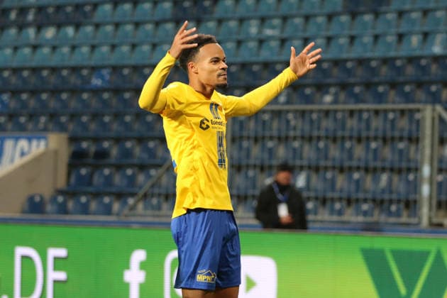 26.11.2025 Fußball Herren 2025 2026 Regionalliga Nordost 17. Spieltag 1. FC Magdeburg - 1. FC Lokomotive Leipzig Avnet Arena Magdeburg Jubel von Ayodele Adetula (LOK, gelb) nach seinem Treffer zum 0:3. Magdeburg Sachsen-Anhalt Deutschland