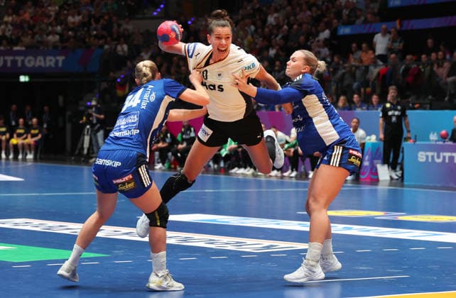 26.11.2025, Deutschland, Stuttgart, F27th IHF WomenÂ s World Championship, WM, Weltmeisterschaft 2025, Germany vs. Iceland, v.l. Alfa Oddsdottir Hagalin (ISL), Emily Vogel (GER), Thorey Asgeiersdottir (ISL)