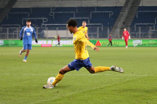 26.11.2025 Fußball Herren 2025 2026 Regionalliga Nordost 17. Spieltag 1. FC Magdeburg - 1. FC Lokomotive Leipzig Avnet Arena Magdeburg Ayodele Adetula (LOK, gelb) bei seinem Treffer zum 0:3. Magdeburg Sachsen-Anhalt Deutschland
