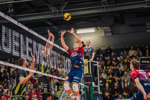 Volleyball Herren ZOI DVV-Pokal 2025 26 Viertelfinale HELIOS GRIZZLYS Giesen vs. SVG Lüneburg 26.11.2025 Santeri Välimaa ( 12 SVG Lüneburg) spielt den Ball zu