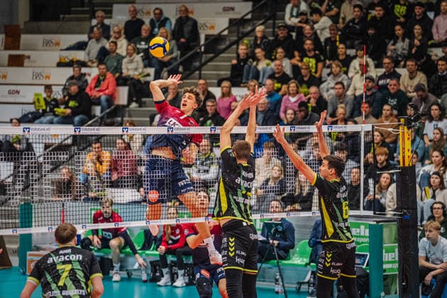 Volleyball Herren ZOI DVV-Pokal 2025 26 Viertelfinale HELIOS GRIZZLYS Giesen vs. SVG Lüneburg 26.11.2025 Joscha Kunstmann ( 7 SVG Lüneburg) gegen den Block von Jakob Günthör ( 12 Helios Grizzlys Giesen)
