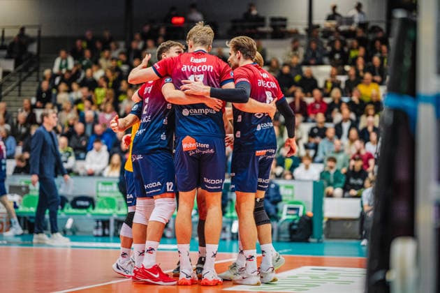 Volleyball Herren ZOI DVV-Pokal 2025 26 Viertelfinale HELIOS GRIZZLYS Giesen vs. SVG Lüneburg 26.11.2025 Die Mannschaft der SVG Lüneburg jubelt