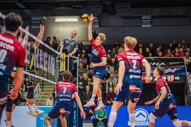 Volleyball Herren ZOI DVV-Pokal 2025 26 Viertelfinale HELIOS GRIZZLYS Giesen vs. SVG Lüneburg 26.11.2025 Axel Enlund ( 17 SVG Lüneburg) gegen den Block von Yannik Ahr ( 7 Helios Grizzlys Giesen) *** Volleyball Men ZOI DVV Cup 2025 26 Quarter-final HELIOS GRIZZLYS Giesen vs SVG Lüneburg 26 11 2025 Axel Enlund 17 SVG Lüneburg against the block of Yannik Ahr 7 Helios Grizzlys Giesen