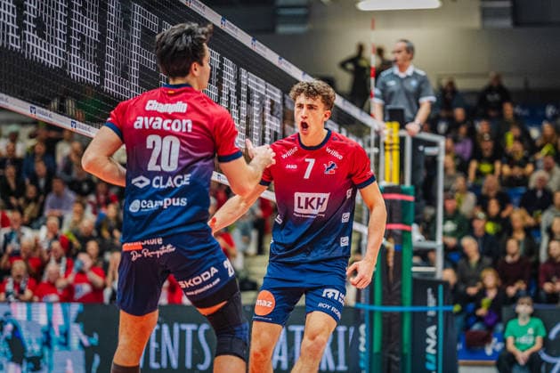 Volleyball Herren ZOI DVV-Pokal 2025 26 Viertelfinale HELIOS GRIZZLYS Giesen vs. SVG Lüneburg 26.11.2025 Joscha Kunstmann ( 7 SVG Lüneburg) jubelt mit Ethan Champlin ( 20 SVG Lüneburg)