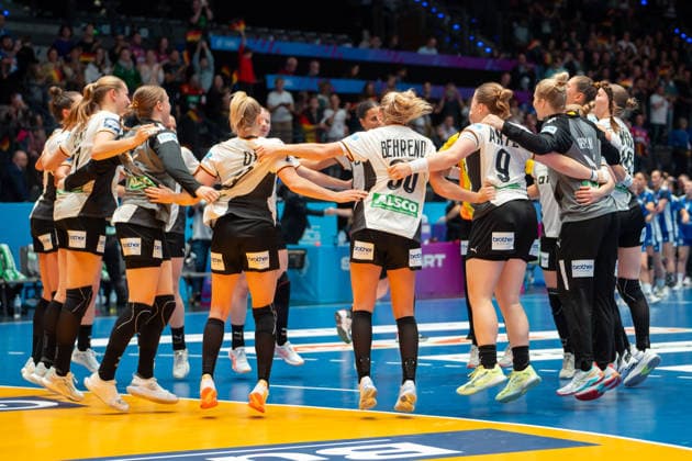 Handball I Frauen I Weltmeisterschaft I Vorrunde I 1. Spieltag I Deutschland - Island I 26.11.2025 Deutschland jubelt nach dem Sieg Stuttgart Porsche Arena Baden-Württemberg Deutschland Copyright: xLobeca MaxxPetershansx
