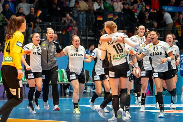 Handball I Frauen I Weltmeisterschaft I Vorrunde I 1. Spieltag I Deutschland - Island I 26.11.2025 Jubel nach dem Sieg Alexia Hauf (31, Deutschland), Katharina Filter (42, Deutschland), Lisa Antl (9, Deutschland) Stuttgart Porsche Arena Baden-Württemberg Deutschland Copyright: xLobeca MaxxPetershansx