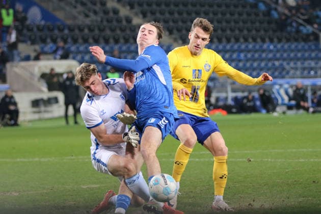 26.11.2025 Fußball Herren 2025 2026 Regionalliga Nordost 17. Spieltag 1. FC Magdeburg - 1. FC Lokomotive Leipzig Avnet Arena Magdeburg 27 Noah Kruth (FCM, weiß), Marcel Zajusch (FCM, blau) und Jonas Arcalean (LOK, gelb) im Kampf um den Ball. Magdeburg Sachsen-Anhalt Deutschland