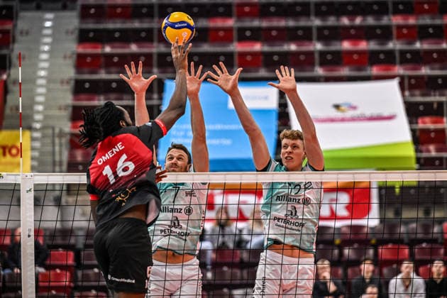 DVV-Pokal MTV Ludwigsburg - SWD powervolleys Dueren 26.11.2025 DVV_Pokal, Volleyball, 1. Bundesliga, Herren, Saison 2025 26, Viertelfinale, Barock Volleys MTV Ludwigsburg (in Rot-Schwarz) vs SWD powervolleys Dueren (in Weiss-Gruen), Nyherowo Omene, MTV gegen 7 Jordan Alexander Canham und 12 Siebe Korenblek, Copyright: xBEAUTIFULxSPORTS TomxBlochx