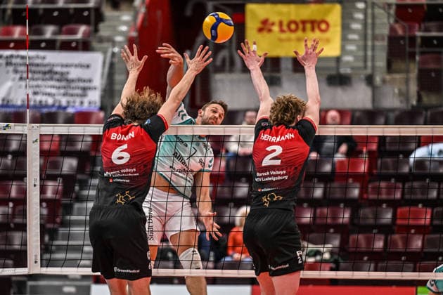 DVV-Pokal MTV Ludwigsburg - SWD powervolleys Dueren 26.11.2025 DVV_Pokal, Volleyball, 1. Bundesliga, Herren, Saison 2025 26, Viertelfinale, Barock Volleys MTV Ludwigsburg (in Rot-Schwarz) vs SWD powervolleys Dueren (in Weiss-Gruen), Jordan Alexander Canham, gegen 6 Ben-Simon Bonin und 2 Philipp Herrmann, Copyright: xBEAUTIFULxSPORTS TomxBlochx