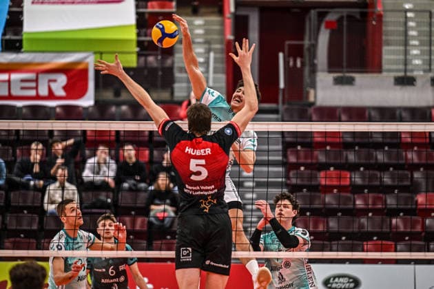 DVV-Pokal MTV Ludwigsburg - SWD powervolleys Dueren 26.11.2025 DVV_Pokal, Volleyball, 1. Bundesliga, Herren, Saison 2025 26, Viertelfinale, Barock Volleys MTV Ludwigsburg (in Rot-Schwarz) vs SWD powervolleys Dueren (in Weiss-Gruen), 1 Kyle Paulson im Angriff gegen 5 Jan Huber, Copyright: xBEAUTIFULxSPORTS TomxBlochx