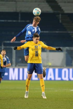 26.11.2025 Fußball Herren 2025 2026 Regionalliga Nordost 17. Spieltag 1. FC Magdeburg - 1. FC Lokomotive Leipzig Avnet Arena Magdeburg Leon Mergner (FCM, blau) gewinnt ein Kopfballduell gegen Alexander Siebeck (LOK, gelb). Magdeburg Sachsen-Anhalt Deutschland