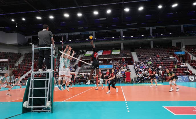 Ludwigsburg , Zoi DVV Pokal Viertelfinale , Barock Volleys MTV Ludwigsburg vs. Powervolleys Düren , Übersicht MHP Arena , im Angriff : Nyherowo Omene ( Lubu )