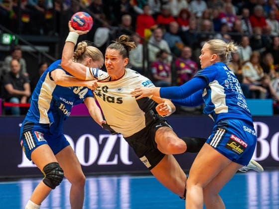 Emily Vogel (Deutschland, 20) im Duell mit Alfa Bra Oddsdottir (Island, 34) und Alexandra Lif Arnarsdottir (Island, 35) Deutschland vs. Island, Handball, Weltmeisterschaft, Frauen, Spielzeit 2025 2026, 26.11.2025, Deutschland vs. Island, Handball, Weltmeisterschaft, Frauen, Spielzeit 2025 2026, 26.11.2025 Stuttgart Copyright: xEibner-Pressefoto MichaelxSchmidx EP_MST