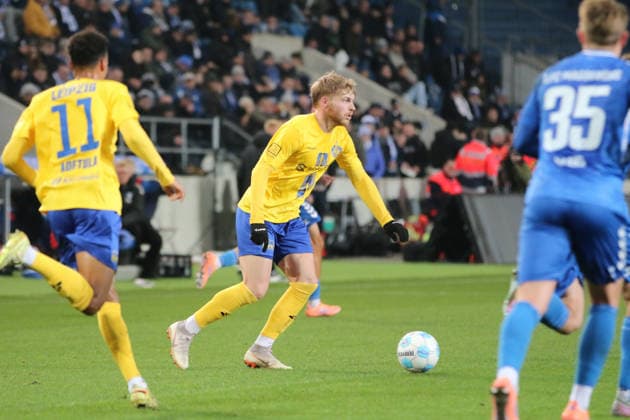 26.11.2025 Fußball Herren 2025 2026 Regionalliga Nordost 17. Spieltag 1. FC Magdeburg - 1. FC Lokomotive Leipzig Avnet Arena Magdeburg Stefan Maderer (LOK, gelb) am Ball. Magdeburg Sachsen-Anhalt Deutschland