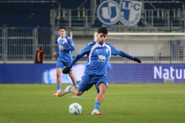 26.11.2025 Fußball Herren 2025 2026 Regionalliga Nordost 17. Spieltag 1. FC Magdeburg - 1. FC Lokomotive Leipzig Avnet Arena Magdeburg Abu-Bekir El-Zein (FCM, blau) holt zum Schuss aus. Magdeburg Sachsen-Anhalt Deutschland
