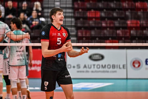 DVV-Pokal MTV Ludwigsburg - SWD powervolleys Dueren 26.11.2025 DVV_Pokal, Volleyball, 1. Bundesliga, Herren, Saison 2025 26, Viertelfinale, Barock Volleys MTV Ludwigsburg (in Rot-Schwarz) vs SWD powervolleys Dueren (in Weiss-Gruen), Jan Huber Copyright: xBEAUTIFULxSPORTS TomxBlochx
