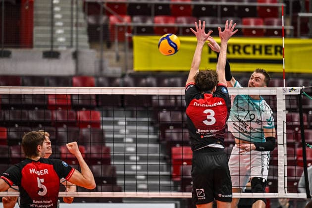 DVV-Pokal MTV Ludwigsburg - SWD powervolleys Dueren 26.11.2025 DVV_Pokal, Volleyball, 1. Bundesliga, Herren, Saison 2025 26, Viertelfinale, Barock Volleys MTV Ludwigsburg (in Rot-Schwarz) vs SWD powervolleys Dueren (in Weiss-Gruen), 19 Ryan Poole, im Angriff, gegen 3 Jonah Dornheim, Copyright: xBEAUTIFULxSPORTS TomxBlochx