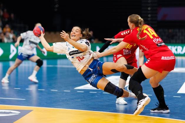 Suna Hansen (Faeroeer Inseln) im Zweikampf mit Katarina Dzaferovic (Montenegro), Spanien vs Paraguay, Handball, IHF Handball Weltmeisterschaft der Frauen, 01.Spieltag, 26.11.2025 Spanien vs Paraguay, Handball, IHF Handball Weltmeisterschaft der Frauen, 01.Spieltag, 26.11.2025 Copyright: xEibner-Pressefoto AlexanderxNeisx EP_ANS