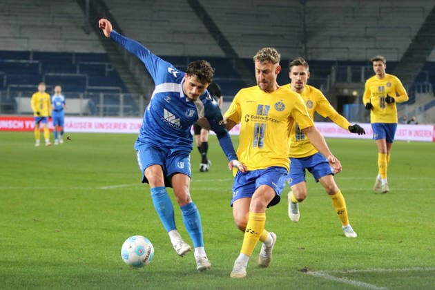 26.11.2025 Fußball Herren 2025 2026 Regionalliga Nordost 17. Spieltag 1. FC Magdeburg - 1. FC Lokomotive Leipzig Avnet Arena Magdeburg David Grözinger (LOK, gelb) im Zweikampf mit Eldin Dzogovic (FCM, blau). Magdeburg Sachsen-Anhalt Deutschland