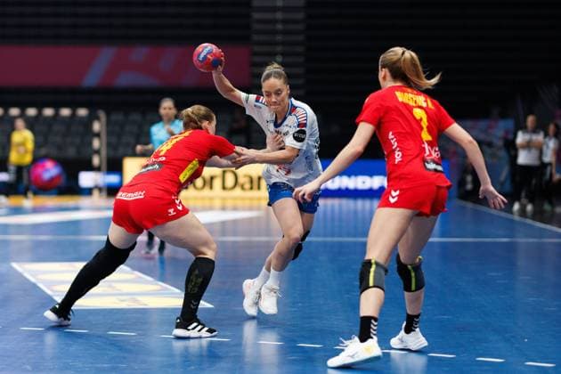^Jana Mittun (Faeroeer Inseln) im Zweikampf mit Katarina Dzaferovic (Montenegro) und Anastasija Marsenic (Montenegro), Spanien vs Paraguay, Handball, IHF Handball Weltmeisterschaft der Frauen, 01.Spieltag, 26.11.2025 Spanien vs Paraguay, Handball, IHF Handball Weltmeisterschaft der Frauen, 01.Spieltag, 26.11.2025 Copyright: xEibner-Pressefoto AlexanderxNeisx EP_ANS