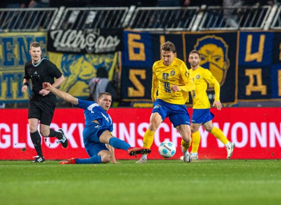 Fussball, Herren, Saison 2025 2026, Regionalliga Nordost (17. Spieltag), 1. FC Magdeburg II - 1. FC Lokomotive Leipzig, v.l. Robert Leipertz (Magdeburg II), Jonas Arcalean (Lok Leipzig), 26.11. 2025, Copyright: xSebastianxRäppold MatthiasxKochx