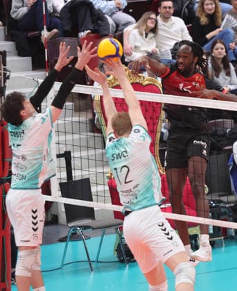 Ludwigsburg , Zoi DVV Pokal Viertelfinale , Barock Volleys MTV Ludwigsburg vs. Powervolleys Düren , rechts: Nyherowo Omene ( Lubu )