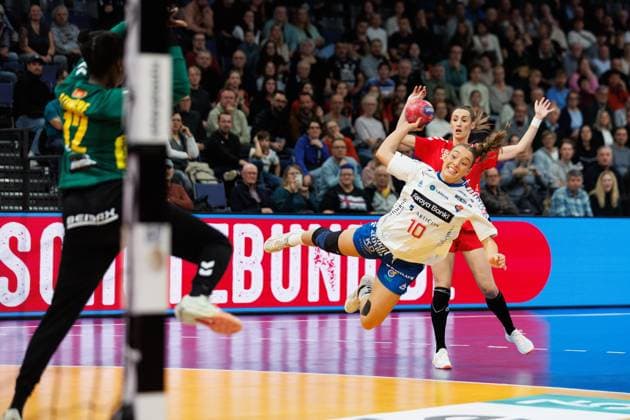 Suna Hansen (Faeroeer Inseln) trifft gegen Armelle Kelly Attingre (Montenegro), Spanien vs Paraguay, Handball, IHF Handball Weltmeisterschaft der Frauen, 01.Spieltag, 26.11.2025 Spanien vs Paraguay, Handball, IHF Handball Weltmeisterschaft der Frauen, 01.Spieltag, 26.11.2025 Copyright: xEibner-Pressefoto AlexanderxNeisx EP_ANS