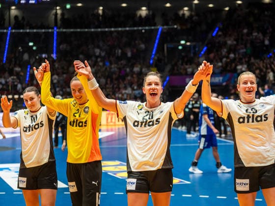 Mareike Thomaier (Deutschland, 10), Sarah Wachter (Deutschland, 24), Emily Vogel (Deutschland, 20) und Antje Doell (Deutschland, 29) bei der La-Ola mit den Fans, Deutschland vs. Island, Handball, Weltmeisterschaft, Frauen, Spielzeit 2025 2026, 26.11.2025, Deutschland vs. Island, Handball, Weltmeisterschaft, Frauen, Spielzeit 2025 2026, 26.11.2025 Stuttgart Copyright: xEibner-Pressefoto MichaelxSchmidx EP_MST