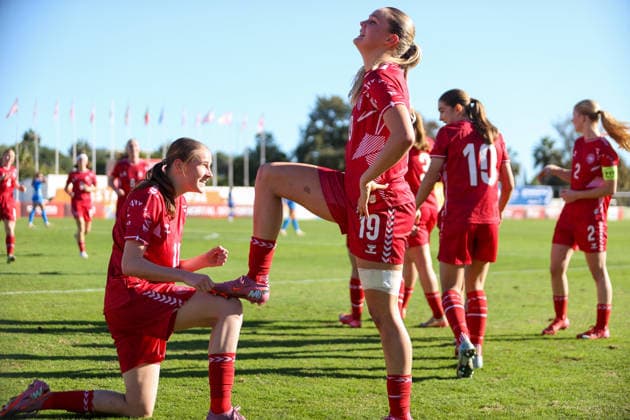 Fußball, Frauen, U19 EM-Quali, Island - Dänemark Albufeira, Portugal, November 26th 2025: Denmark s Andrea Leervad Thierry shining Denmark s Louise Strauss?s boots to celebrate her scoring their first goal of the match during the UEFA European Qualifiers U19 football match between Iceland and Denmark at Albufeira Municipal Stadium in Albufeira, Portugal. (Toby Tande SPP) Copyright: xTobyxTandex xSPPx spp-en-ToTaSp-tobytandefoto__221711t