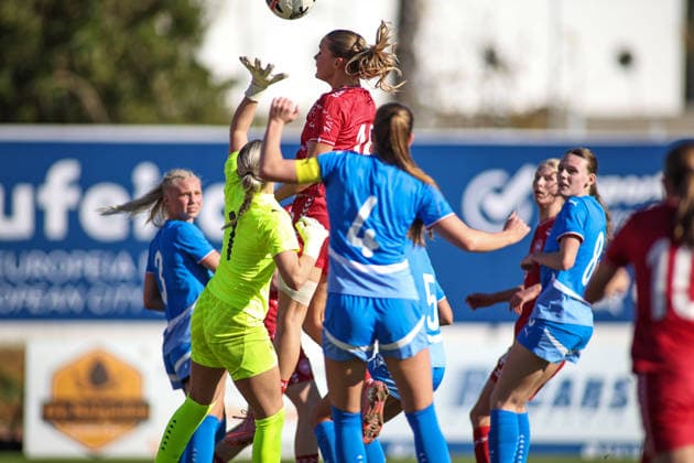 Fußball, Frauen, U19 EM-Quali, Island - Dänemark Albufeira, Portugal, November 26th 2025: Denmark s Louise Strauss climbs high and wins a header during the UEFA European Qualifiers U19 football match between Iceland and Denmark at Albufeira Municipal Stadium in Albufeira, Portugal. (Toby Tande SPP) Copyright: xTobyxTandex xSPPx spp-en-ToTaSp-tobytandefoto__221549t