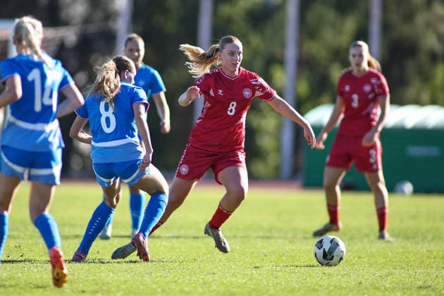 Fußball, Frauen, U19 EM-Quali, Island - Dänemark Albufeira, Portugal, November 26th 2025: Denmark s Emilie Luplau running forward with the ball as Iceland s Edith Kristin Kristjansdottir tries to stop her during the UEFA European Qualifiers U19 football match between Iceland and Denmark at Albufeira Municipal Stadium in Albufeira, Portugal. (Toby Tande SPP) Copyright: xTobyxTandex xSPPx spp-en-ToTaSp-tobytandefoto__221558t