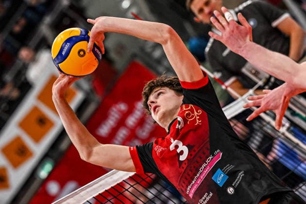 DVV-Pokal MTV Ludwigsburg - SWD powervolleys Dueren 26.11.2025 DVV_Pokal, Volleyball, 1. Bundesliga, Herren, Saison 2025 26, Viertelfinale, Barock Volleys MTV Ludwigsburg (in Rot-Schwarz) vs SWD powervolleys Dueren (in Weiss-Gruen), Copyright: xBEAUTIFULxSPORTS TomxBlochx