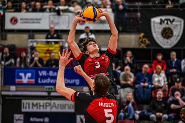 DVV-Pokal MTV Ludwigsburg - SWD powervolleys Dueren 26.11.2025 DVV_Pokal, Volleyball, 1. Bundesliga, Herren, Saison 2025 26, Viertelfinale, Barock Volleys MTV Ludwigsburg (in Rot-Schwarz) vs SWD powervolleys Dueren (in Weiss-Gruen), 3 Jonah Dornheim, auf 5 Jan Huber, Copyright: xBEAUTIFULxSPORTS TomxBlochx
