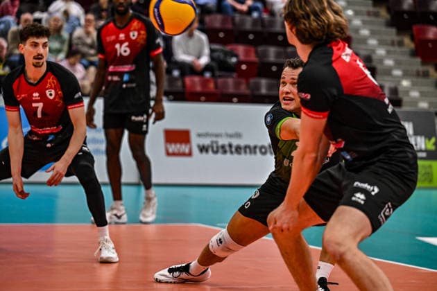 DVV-Pokal MTV Ludwigsburg - SWD powervolleys Dueren 26.11.2025 DVV_Pokal, Volleyball, 1. Bundesliga, Herren, Saison 2025 26, Viertelfinale, Barock Volleys MTV Ludwigsburg (in Rot-Schwarz) vs SWD powervolleys Dueren (in Weiss-Gruen), LIbero Jeffrey Klok in der Annahme, beobachtet von 7 Tim Köpfli und rechts 6 Ben-Simon Bonin, Copyright: xBEAUTIFULxSPORTS TomxBlochx